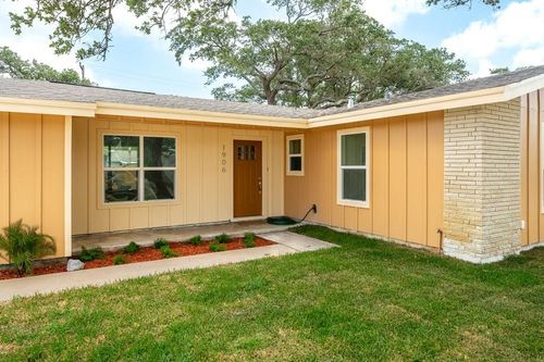 1906 Cochran Ln, Rockport, TX, 78382-3412 | Card Image