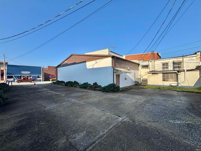 8 E Main St, Home with 0 bedrooms, 2 bathrooms and null parking in Bloomfield IN | Image 12