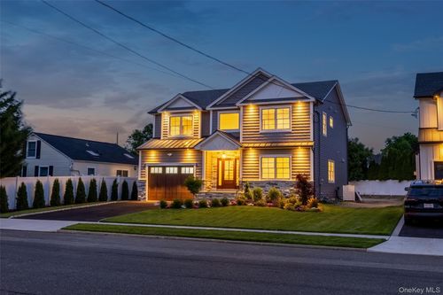 92 Biltmore Blvd, Massapequa, NY, 11758-7243 | Card Image