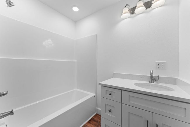 Upper Bedroom Full Bathroom | Image 29