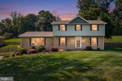 715 Meadowview Dr, Red Lion, PA, 17356-8608 | Card Image