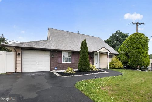 39 Cable Rd, LEVITTOWN, PA, 19057-1607 | Card Image
