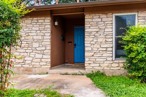 a-2320 Montclaire St, Austin, TX, 78704-3827 | Card Image
