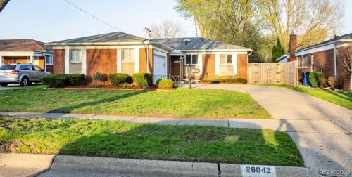 26042 Dover Ave, Warren, MI, 48089-1335 | Card Image