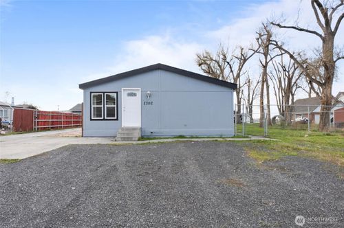 1702 W Bemis St, Moses Lake, WA, 98837-3913 | Card Image