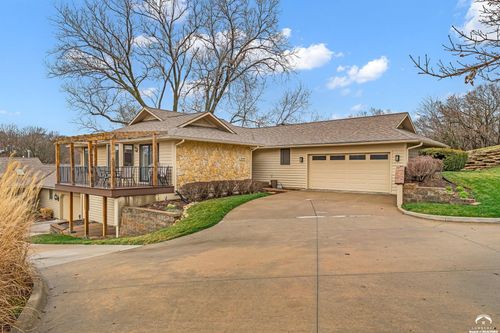 2009 Crossgate Dr, Lawrence, KS, 66047-3512 | Card Image