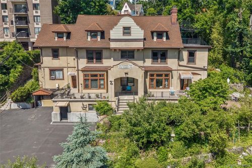 2s-176 Colonial Pkwy, Yonkers, NY, 10710-3800 | Card Image