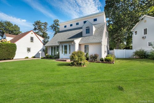 9 Pine Ln, Valley Stream, NY, 11581-2601 | Card Image