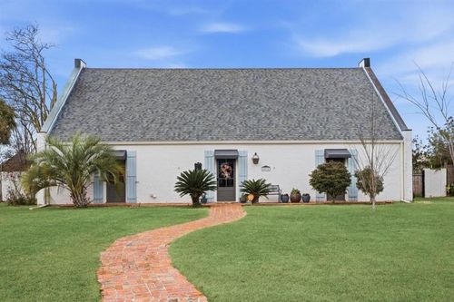 2032 Charvais Dr, Lake Charles, LA, 70601-5606 | Card Image