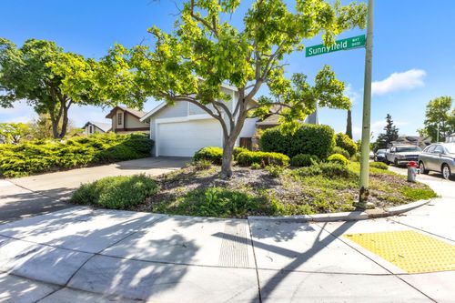 6400 Sunnyfield Way, Sacramento, CA, 95823 | Card Image