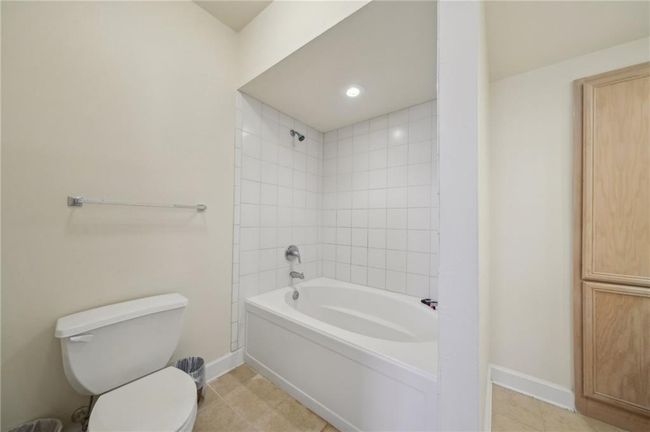 APT-1007 - 3777 Peachtree Rd Ne, Condo with 2 bedrooms, 2 bathrooms and null parking in Brookhaven GA | Image 11