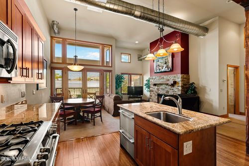17 N 3rd St, Yakima, WA, 98901-2709 | Card Image