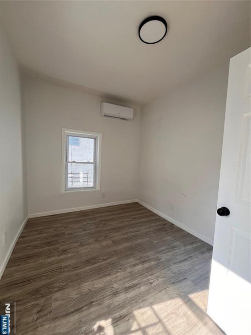 281 Hope Ave, Passaic, NJ, 07055-6905 | Card Image