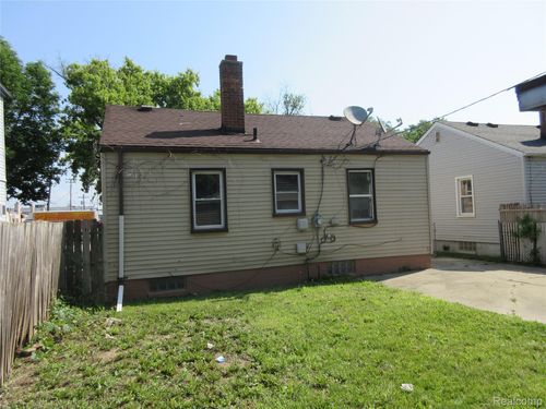 18532 Roscommon St, Harper Woods, MI, 48225-2110 | Card Image