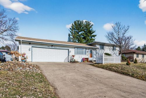 3512 Mcknight Rd N, White Bear Lake, MN, 55110-5515 | Card Image