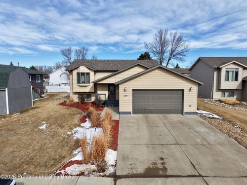 1377 8th St E, Dickinson, ND, 58601-6358 | Card Image