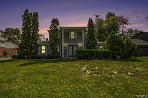 17346 Fairway St, Livonia, MI, 48152-2931 | Card Image