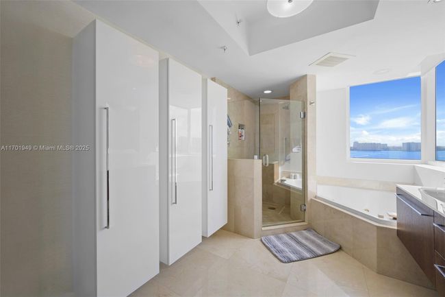 APT-1012 - 19400 Turnberry Way, Condo with 3 bedrooms, 3 bathrooms and null parking in Aventura FL | Image 18