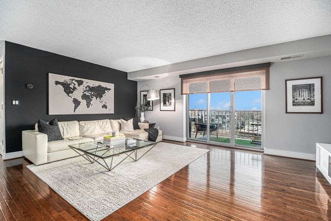 Large Living Room | Image 5