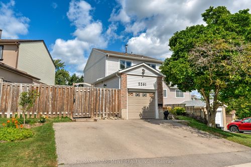 2261 Leominster Dr, Burlington, ON, L7P3W8 | Card Image