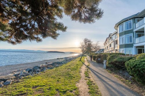102-5470 Inlet Ave, Sechelt, BC, V7Z0H4 | Card Image