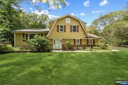 1 Heritage Ct, Woodcliff Lake, NJ, 07677-8347 | Card Image