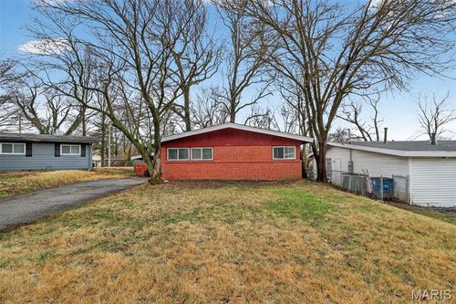 8302 Woodhurst Dr, Berkeley, MO, 63134-1213 | Card Image