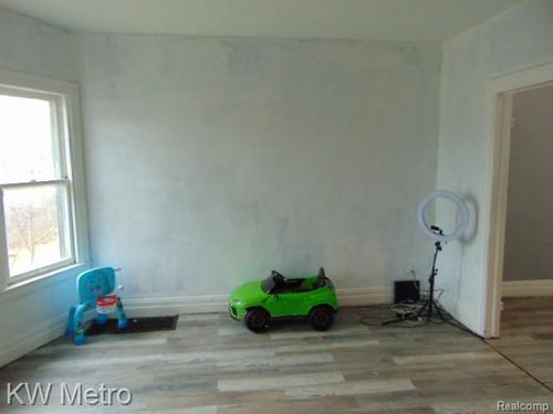 3015 Van Dyke St, Detroit, MI, 48214-1830 | Card Image