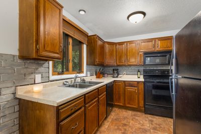 402 Park Ave, House other with 3 bedrooms, 1 bathrooms and null parking in Alcester SD | Image 2