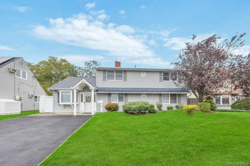 11 Winter Ln, Hicksville, NY, 11801-6217 | Card Image