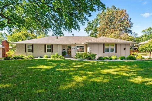 8124 Juniper Dr, Prairie Village, KS, 66208-5069 | Card Image