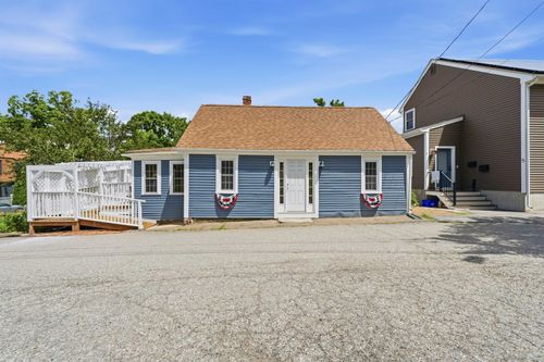 3 Creighton St, Newmarket, NH, 03857-2001 | Card Image