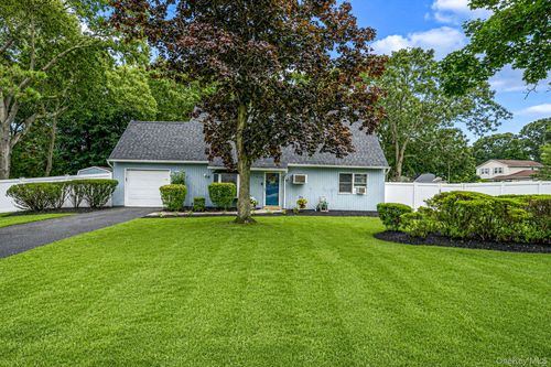 688 Hawkins Road E, Brookhaven, NY, 11727 | Card Image