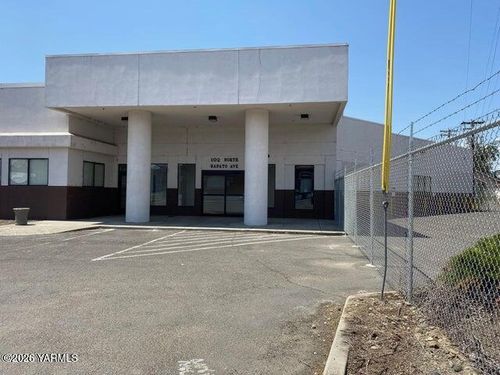 102 N Wapato Ave, Wapato, WA, 98951-1093 | Card Image