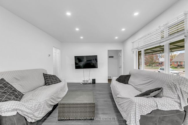 991 Parkview Ave, House other with 5 bedrooms, 2 bathrooms and 2 parking in Windsor ON | Image 6