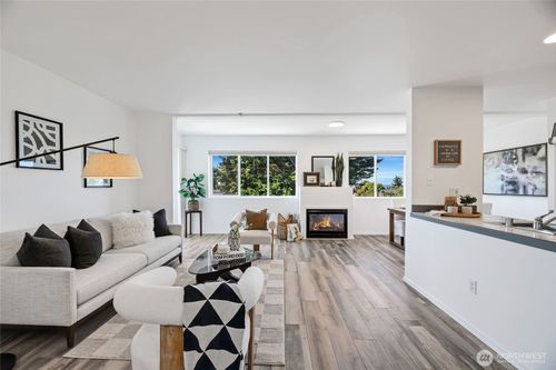 apt-304-3717 California Ave Sw, Seattle, WA, 98116-3765 | Card Image