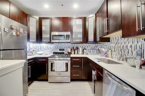 279 Roslyn Ct, West New York, NJ, 07093-8325 | Card Image