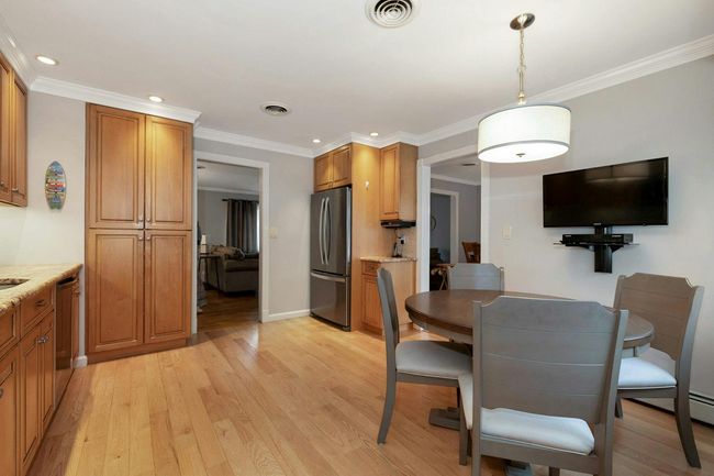 Eat-in kitchen | Image 9