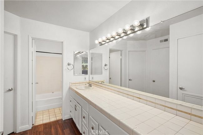 Generous Size vanity | Image 12