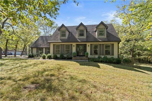 7447 Black Oak Cir, Stilwell, KS, 66085-9506 | Card Image