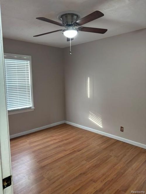 6387 Auburn St, Detroit, MI, 48228-3910 | Card Image