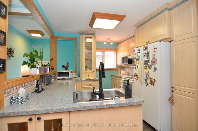 686 Cummings Ave, House attached with 3 bedrooms, 1 bathrooms and 2 parking in Ottawa ON | Image 9