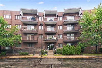 202 - 350 E Dundee Road, Condo with 2 bedrooms, 2 bathrooms and 2 parking in Buffalo Grove IL | Image 1