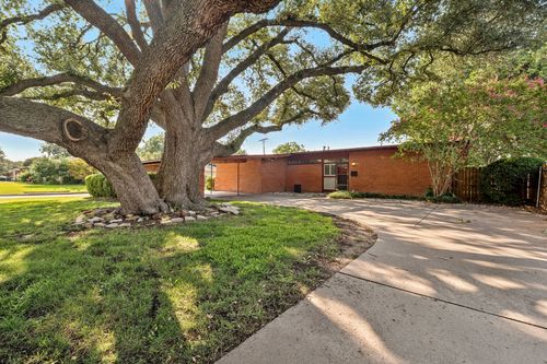 2942 Randy Ln, Farmers Branch, TX, 75234-6429 | Card Image