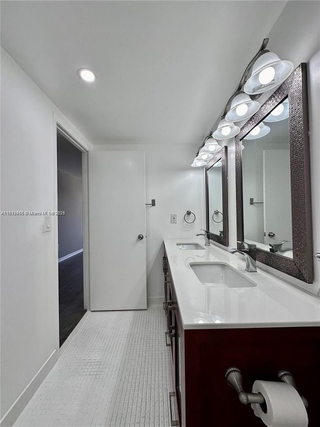 APT-1215 - 2500 Parkview Dr, Condo with 2 bedrooms, 2 bathrooms and null parking in Hallandale Beach FL | Image 5