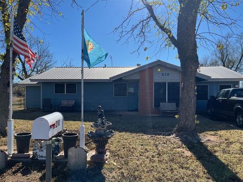 210 Hoover Cir, Elk City, OK, 73644-1009 | Card Image