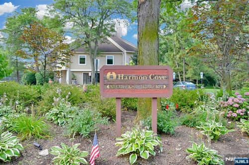 395 Whimbrel Ln, Secaucus, NJ, 07094-2222 | Card Image
