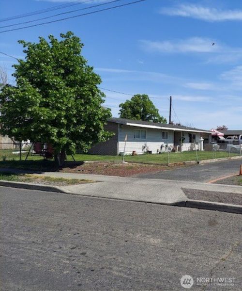 204 March St, Moses Lake, WA, 98837-3141 | Card Image