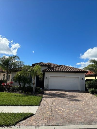 1585 Vizcaya Lane, House other with 3 bedrooms, 3 bathrooms and null parking in Naples FL | Image 1