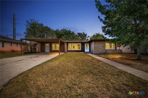 121 Hillcrest Dr, Luling, TX, 78648-3524 | Card Image